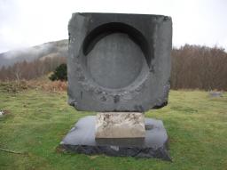 Sepultura de la edad del hierro - Cromlech/Navarra/escultura/Skulptur de Oteiza en recuerdo a Padre Donostia Sepultura de la edad del hierro - Cromlech/Navarra/escultura/Skulptur de Oteiza en recuerdo a Padre Donostia