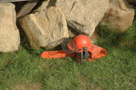 Motorsaege auf Stein/chainsaw/rocks