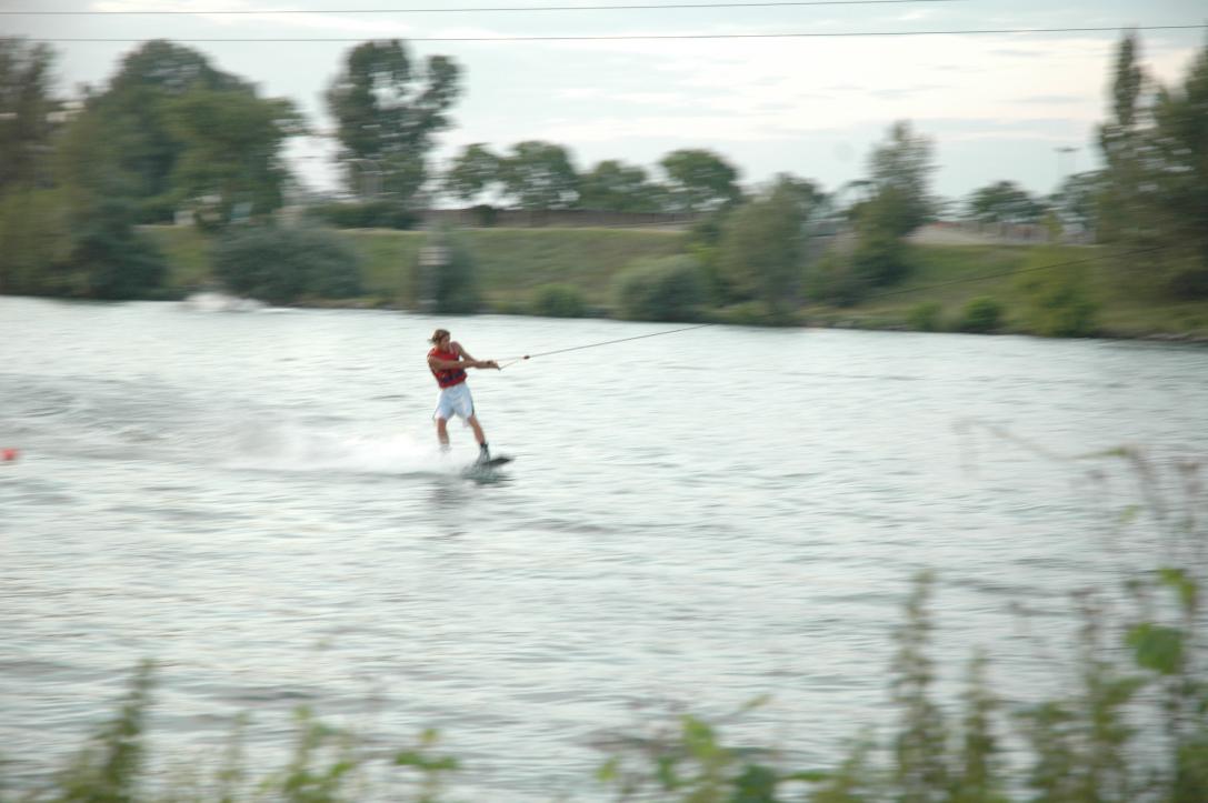 ach ja, "wakeboarding" nennt sich der schilift am wasser offenbar