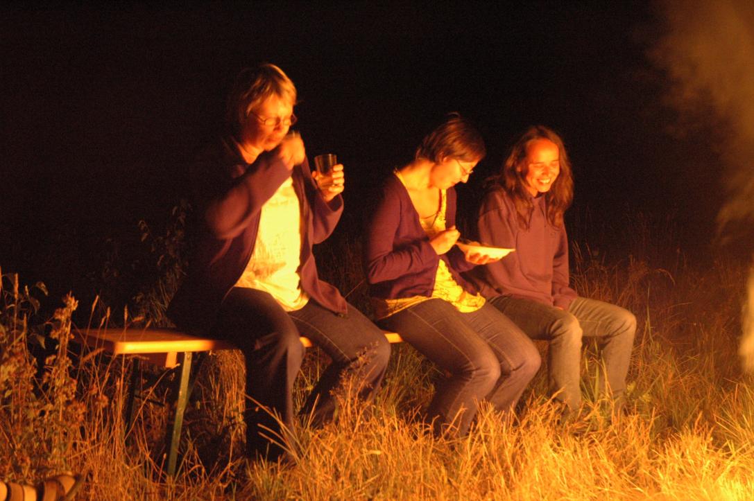 Johanna, Veronika, Maria/am Lagerfeuer