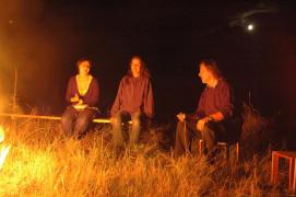 Veronika, Maria, Mike/am Lagerfeuer/mit Mond