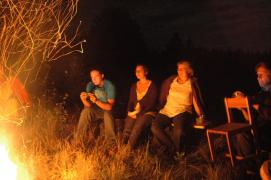 Thomas, Veronika, Johanna, Mike/am Lagerfeuer