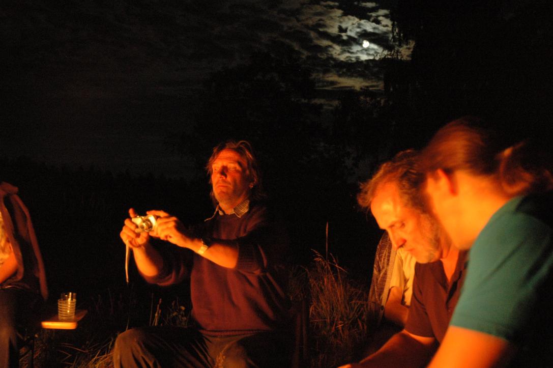 Mike beim Fotographieren, Peter, Thomas/am Lagerfeuer/NB: auch //hat seine Meriten/mit Mond