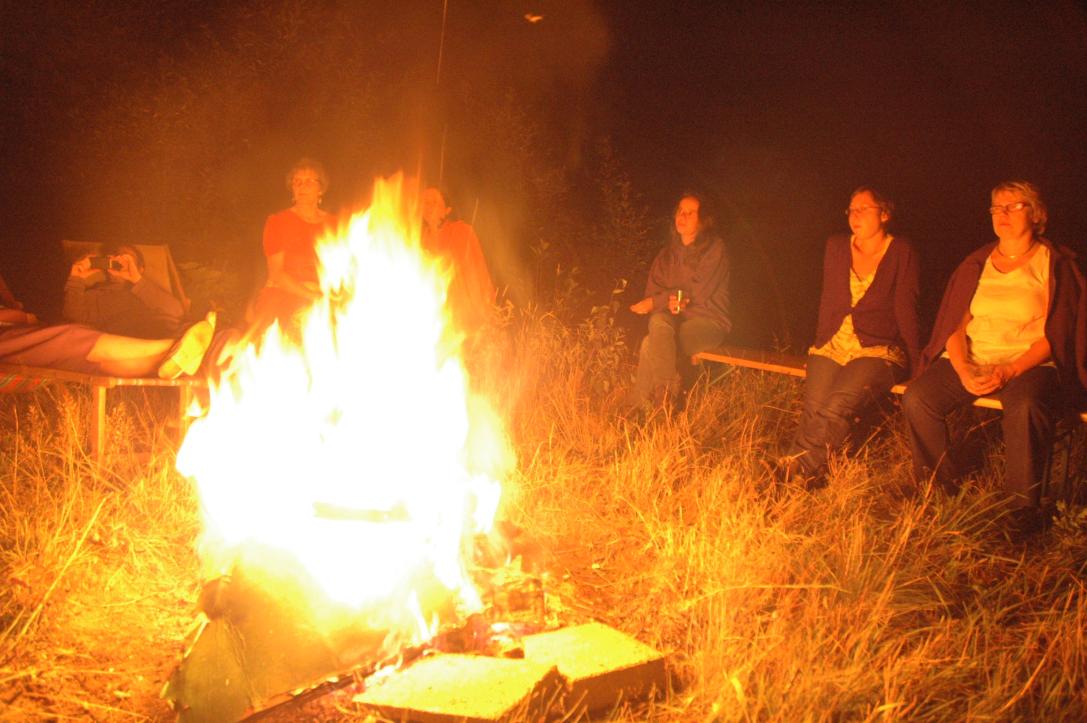 Michi, Herta, Paca, Maria, Veronika, Johanna/am Lagerfeuer