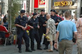 auch die Polizei amuesiert sich (mit Fan)