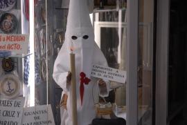 capirotes a medida entrega en el acto (muñeca)/Calle Alcaicería de la Losa/Geohack: 