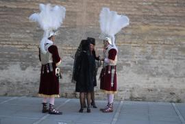 miembros de la banda de la Centuria Macarena, los "Armaos"/mujeres vestidas de velos negros (La Mantilla)