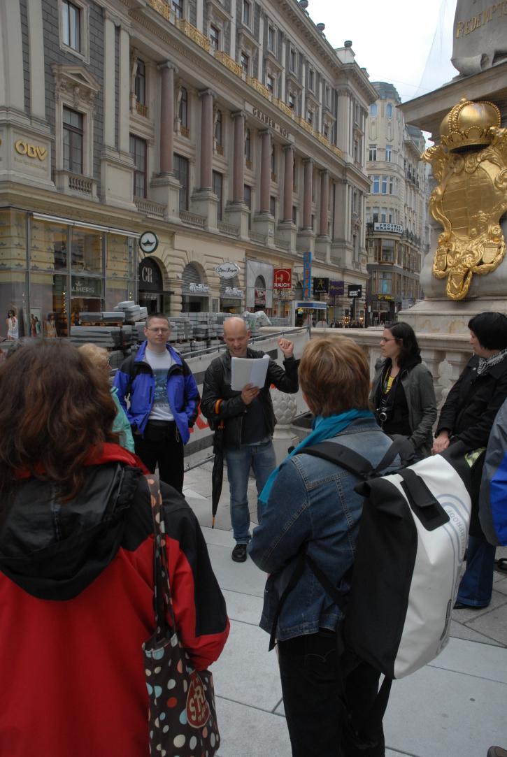 Literaturspaziergang mit /vor der Pestsaeule am Graben/Xarodoc, Wolfgang L. Jodlbauer, verenka