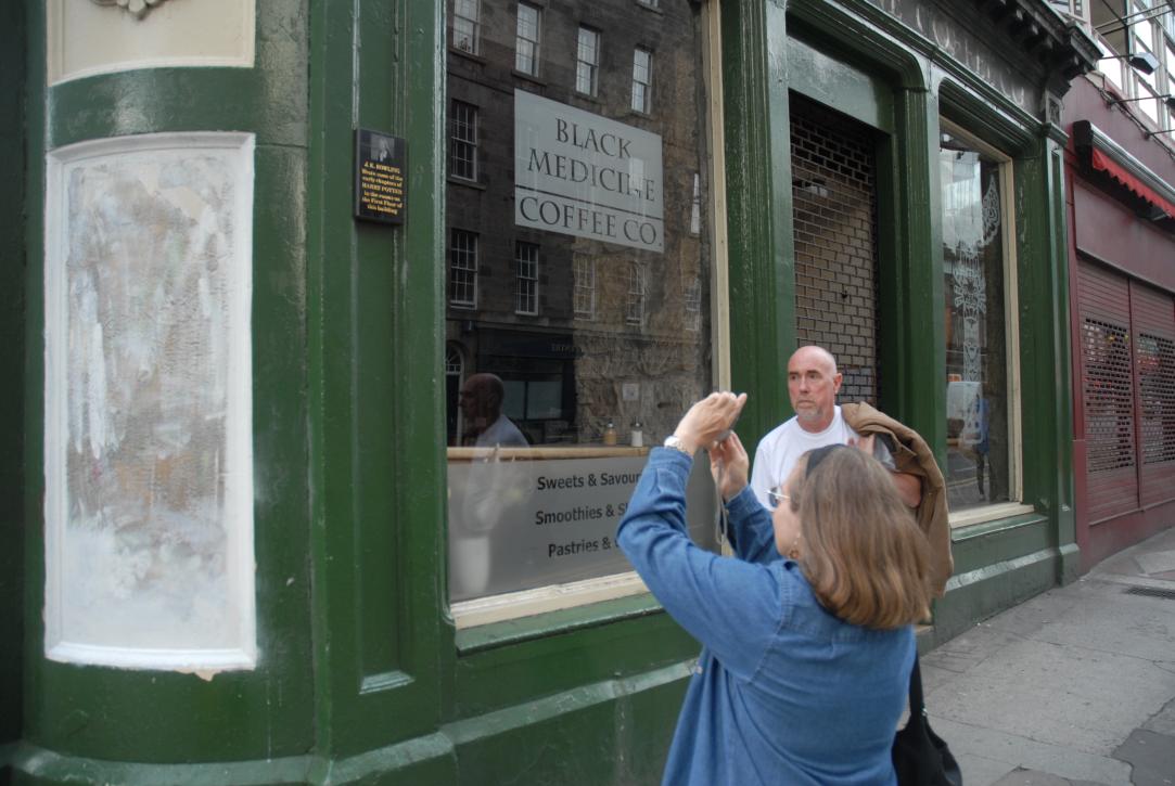 ... there is also a small plaque./Background: Allan Foster of  fame/across the street the flat where "pad poet" William McGonagall died, just a few blocks from Potter Street - probably not a coincidence