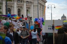 Burgtheater mit HOSI-Fahne