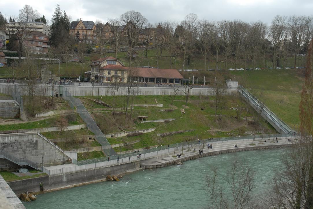 BärInnengehege mit Bärin Björk/von der Nydeggbrücke/Bern/Berne Schweiz/Switzerland