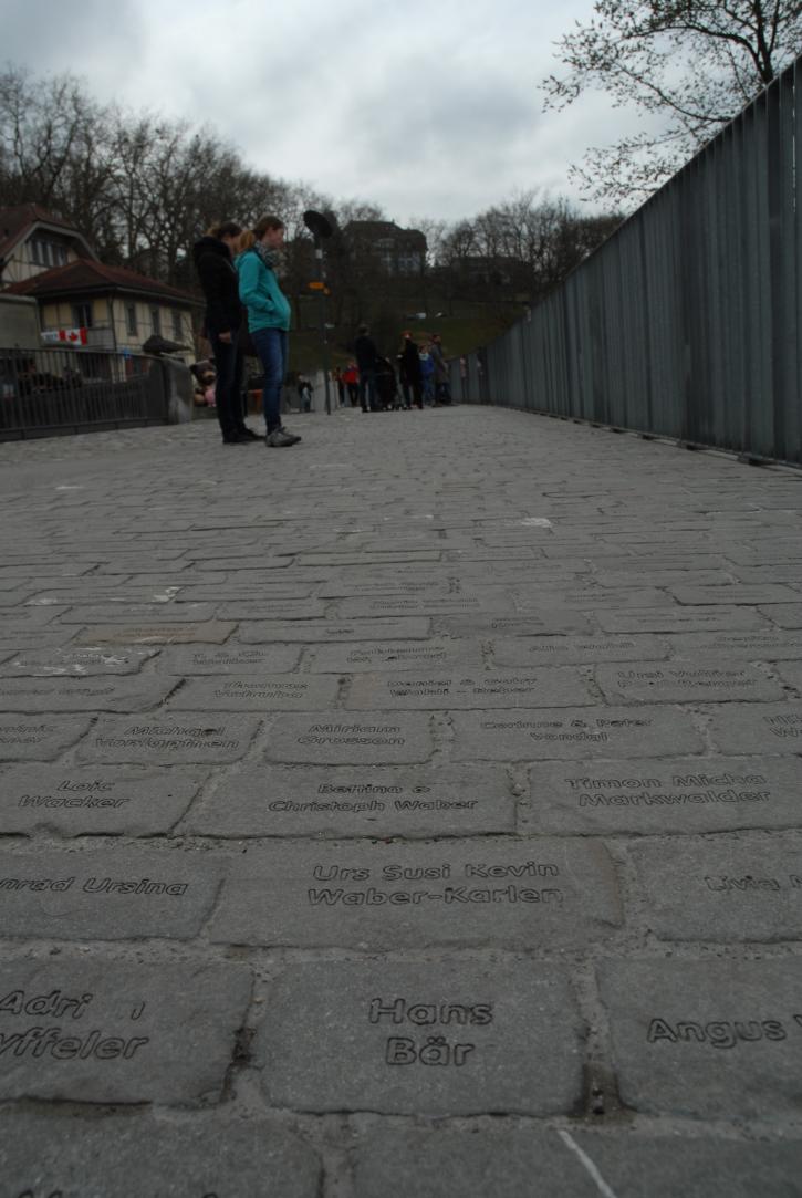 BürgerInnenpflastersteine?/Ursina, Angus, Hans Bär sowie Urs, Susi, Kevin Waber-Karlen .../vor dem BärInnengraben/Bern/Berne Schweiz/Switzerland/