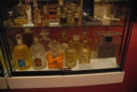 /Museo del Perfume - Guerlain commemorative bottles/Passeig de Gràcia, 39