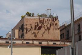 esculptura en frente de MACBA - Museu d'art contemporani de Barcelona
