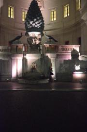 Musei Vaticani: yard at night/Esthr Musei Vaticani: yard at night/Esthr