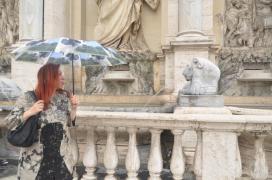 Fontana del Mosé/Wasser von oben, Wasser von rechts, Zunge von links .../Esthr