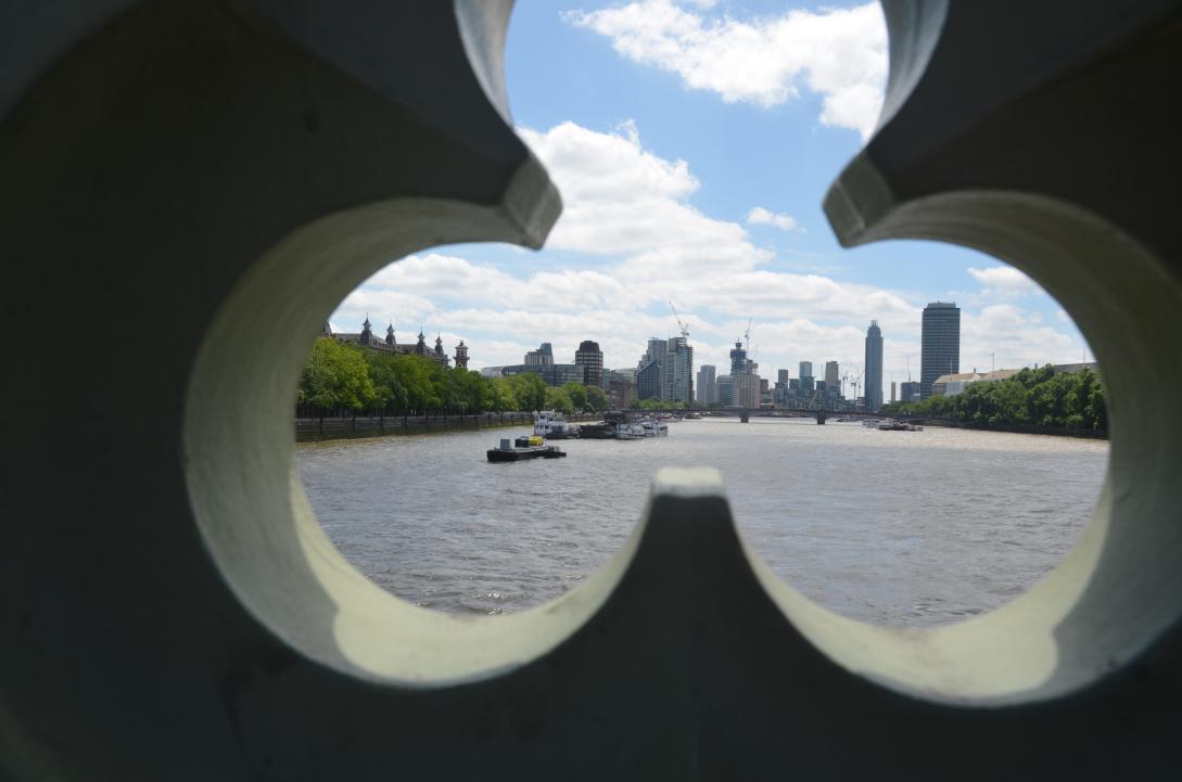 View south from Westminster Bridge through Handrails/Geohack: /