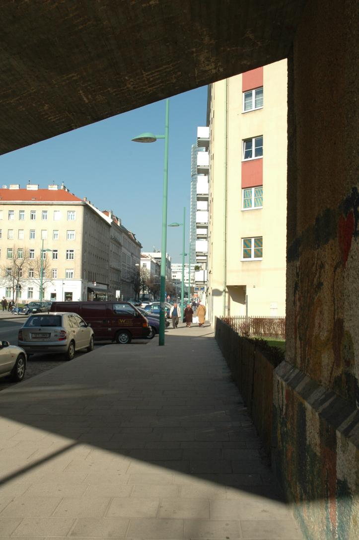 1200 Pasettistraße Blick Richtung Millennium Tower durch die Eisenbahnüberführung