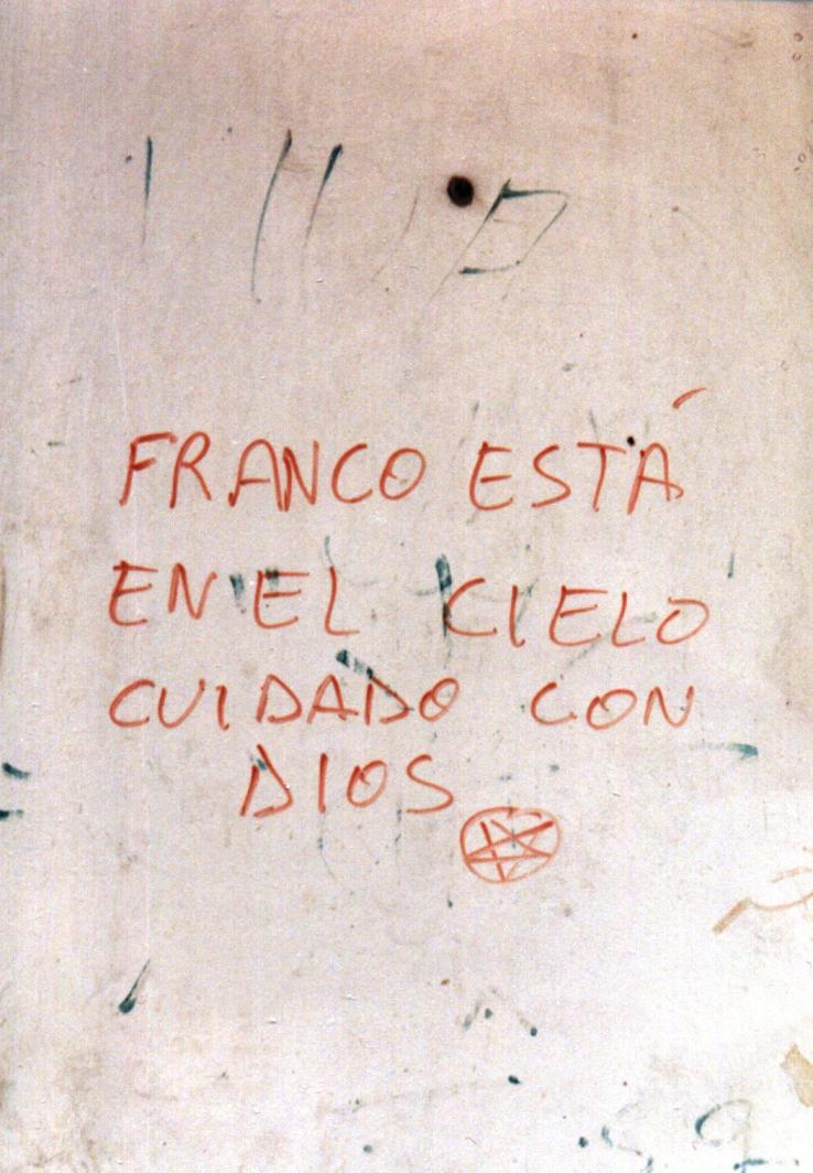 Franco esta en el cielo, cuidado con dios */(c) Magdalena Oelzant 1996/