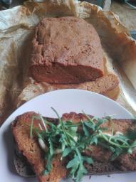 Veganer Leberkäse, so fett wie das Original:/465 g Tofu (1 500 g Packung abgetropft, ca. 33 % ) /310 g Olivenöl (ca. 22 %)/200 g passierte Tomaten (ca. 15 %)/140 g Glutenmehl (ca. 11 %)/140 g Weizenmehl (ca. 11 %)/Gewürze (Salz, Chile, Paprika, Raucharoma, Majoran, Kreuzkümmel, ...)./Das Resultat könnte etwas elastischer sein, evtl. etwas mehr Glutenmehl, Tapiokastärke oder Guarkernmehl? Veganer Leberkäse, so fett wie das Original:/465 g Tofu (1 500 g Packung abgetropft, ca. 33 % ) /310 g Olivenöl (ca. 22 %)/200 g passierte Tomaten (ca. 15 %)/140 g Glutenmehl (ca. 11 %)/140 g Weizenmehl (ca. 11 %)/Gewürze (Salz, Chile, Paprika, Raucharoma, Majoran, Kreuzkümmel, ...)./Das Resultat könnte etwas elastischer sein, evtl. etwas mehr Glutenmehl, Tapiokastärke oder Guarkernmehl?