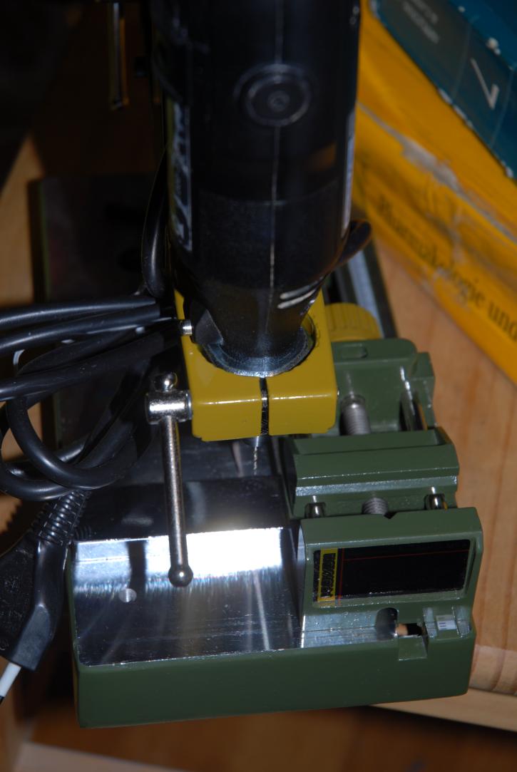 Dremel in Proxxon-Staender mit Mutter von Clausen (Neubaugasse 71)/Achtung: von dem gelben Teil gibt es zwei Varianten - nur die mit dem extra-Aluminiumring kann ohne diesen die Mutter spannen! Dremel in Proxxon-Staender mit Mutter von Clausen (Neubaugasse 71)/Achtung: von dem gelben Teil gibt es zwei Varianten - nur die mit dem extra-Aluminiumring kann ohne diesen die Mutter spannen!