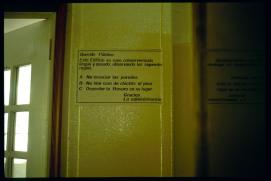 Nicaragua 1992/Managua/torre de telecomunicaciones, interiores/'Querido o/Este Edificio es suyo, conservemoslo limpio y aseado, observando las siguientes reglas:/A: no ensuciar las paredes/B: No tirar cera de chicles al piso/C: Depositar la Basura en su lugar'/... keep it clean, don't contaminate the walls or throw chweing gum on the floor, use the litter bins/