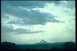 Nicaragua 1992/carretera y volcan