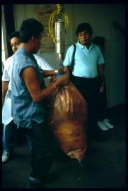 Nicaragua 1992/preparando los equipajes para el vuelo a bluefields