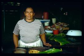 Nicaragua 1992/tortillera al lado de la carretera/roadside tortilla maker/Tortillamacherin am Strassenrand