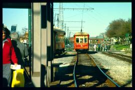 USA Weihnachten 1993/1994/Riverfront Trolley with waiting passengers