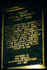 USA Weihnachten 1993/1994/New Orleans, LA/St. Louis Cemetery No. 1/Established 1789/'Italian Mutual Benevolent Society Tomb/This architectural masterpiece/is the most notable of the many/multi-vaulted society tombs in the cemetery./designed by Pietro Gualdi it was fabricted/in Italy and erected in 1857/at a cost of $40,000. Ownership/was ceded to the cemetery/in 1986 by Loggia Dante #174,/F. & M. which had acquired/ownership from the Italian/Society in 1949./Restored by New Orleans Archdiocesan Cemeteries 1986 - 1987'