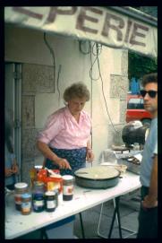 Frankreich/France 1994/Bretagne/échoppe de creperie (?) dans la rue