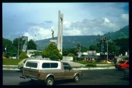 El Salvador 1995/San Salvador/rotunda...