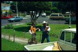 El Salvador 1995/mujer y hombre con hijo en frente del hospital Bloom