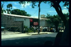 El Salvador 1995/edificio del sindicato/fmln/viva rosario de mora/salud el v congreso del prtc/viva el fmln