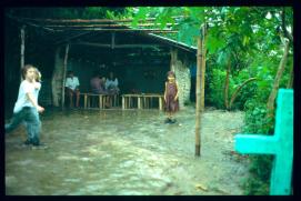 El Salvador 1995/lluvia/refugio en la iglesia