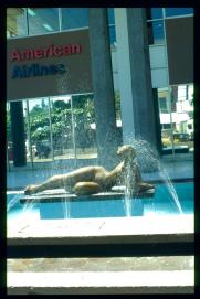 El Salvador 1995/escultura en frente del edificio american airlines/alameda franklin d roosevelt