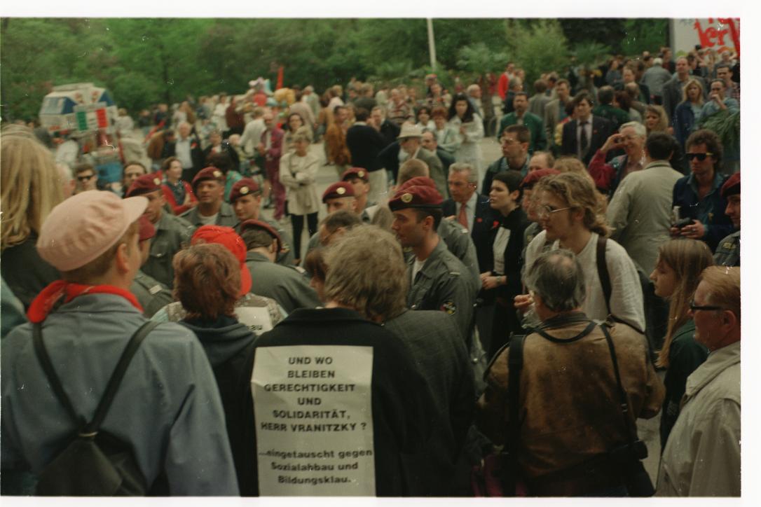 "Und wo bleiben Gerechtigkeit und Solidaritaet, Herr Vranitzky?/... eingetauscht gegen Sozialabbau und Bildungsklau"