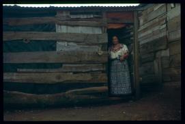 Guatemala 1996/mujer en la puerta de su cabaña