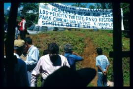 Guatemala 1996/'Las ccpp-vno saludamos a los hermanos de San Juan Ixcán/los felicita por este paso historico/para concretar la paz, ejemplo/semilla de fe en el Ixcán' /(ccpp-vno == Comisiones Permanentes Vertiente Noroccidental (organisación de l@s retornad@s))