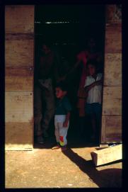 Guatemala 1996/niños en la puerta