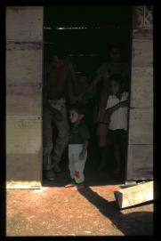 Guatemala 1996/niños en la puerta
