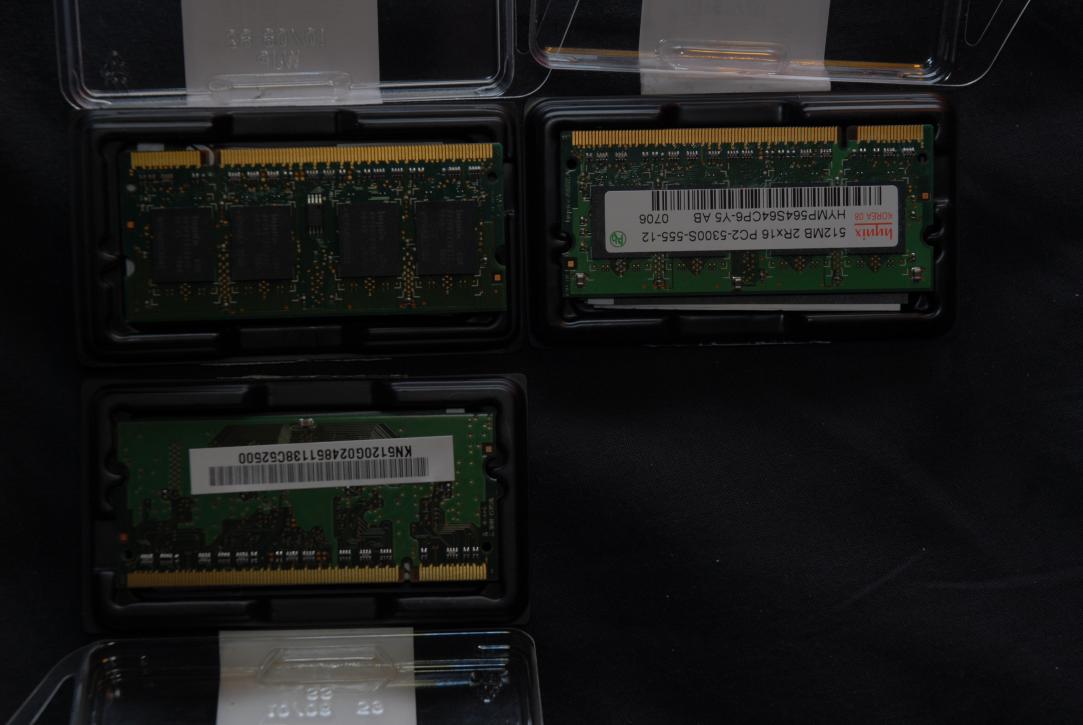 3 x 512 MB PC2-5300 DDR2 SODIMMs hynix